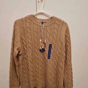 Kaschmir tröja, storlek 14 - Mjuk och skön tröja mot kroppen från Crew Clothing Company.