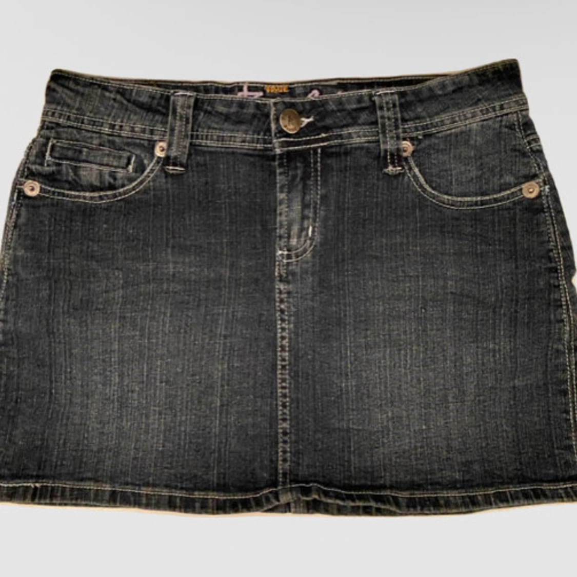 Svart jeanskjol med broderade fickor - 1