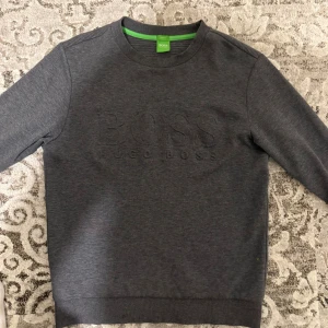 Tröja från Hugo Boss - Säljer nu en riktigt fet tröja från Hugo boss, den är i jätte bra skick och i storlek S, den är även slim fit.