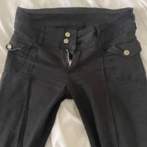 Lågmidjade bootcut jeans  - Säljer dessa snygga svarta jeans då de är för små på mig!! One size från brandy melville men passar ngn som bär xxs/xs. Lite repor/fläckar (har dock ej testat att få bort dom) se sista bilderna 