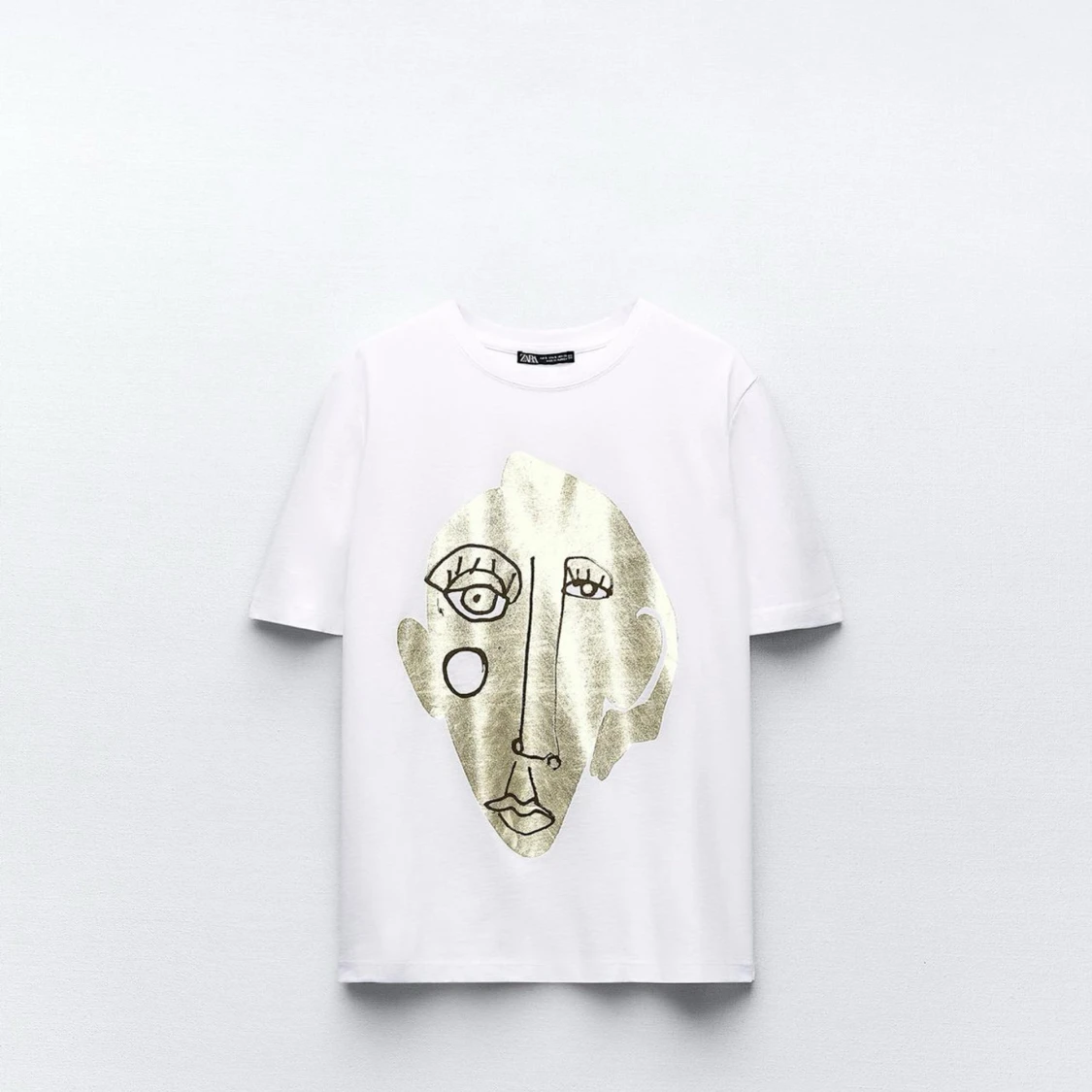 Vit t-shirt med guldtryck från Zara☀️