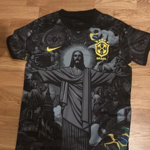 Brasilien fotbollströja limited edition - En tröja som jag köpt. Blev missnöjd med storleken efter ett tag. Är i väldigt bra skick och pris går alltid att diskutera