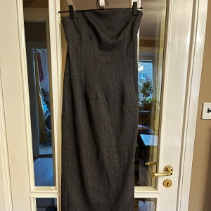 Ärmlös klänning / tubklänning - Chic grå klänning utan armar, i fint skick storlek 38 från h&m