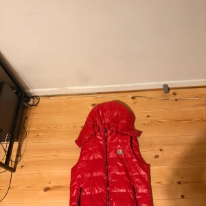 Röd dunväst från Moncler - Röd moncler väst andvänd några gånger men är i bra skick