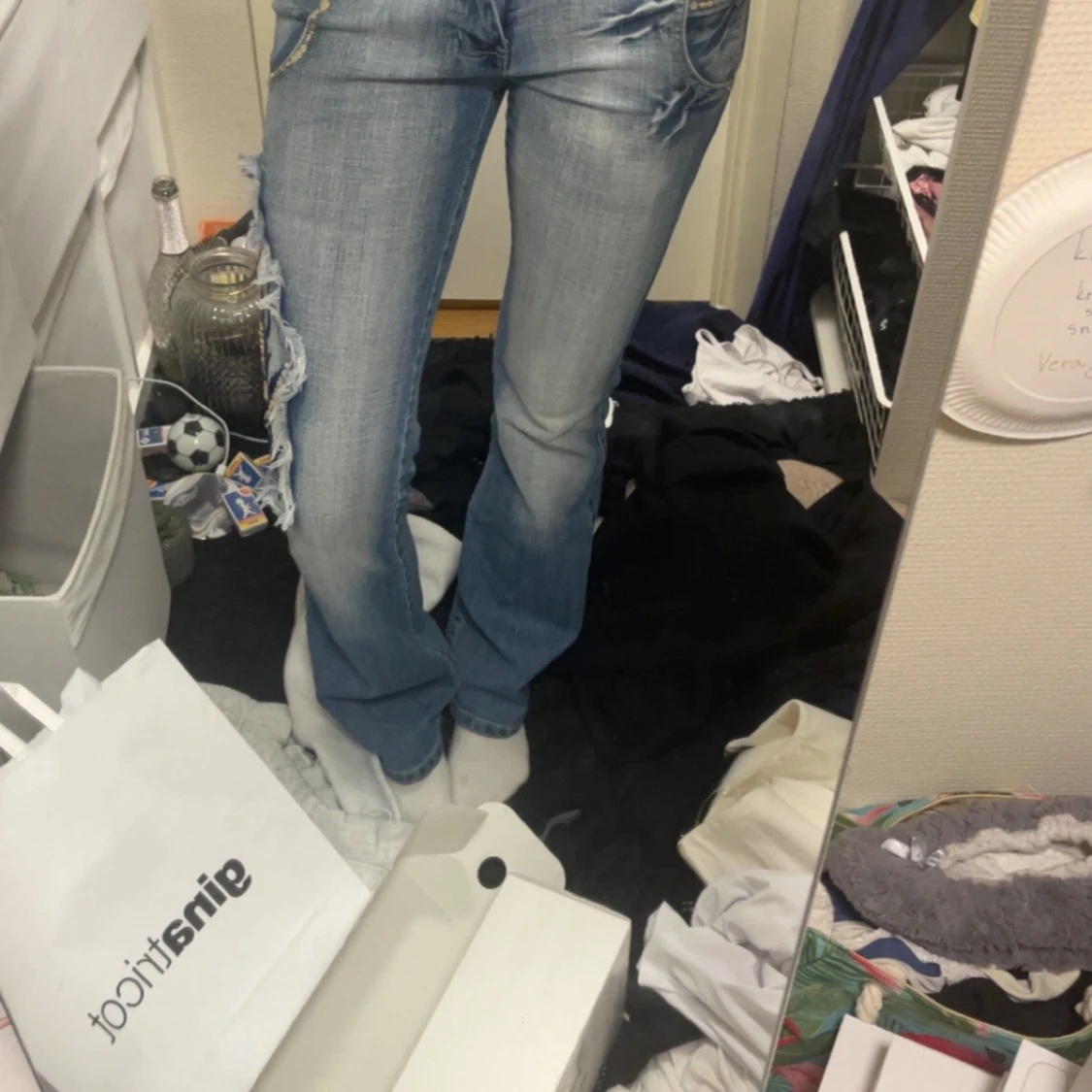 Blå jeans med drakpatch från Provog - 2