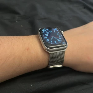 Apple Watch (Äkta) GPS + CELLULAR - Snygg Apple Watch 45mm Silver. Skick: 8/10      GPS + Cellular, Nypris: Ca. 7000