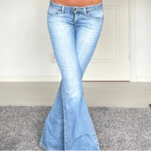 low waist jeans - Säljer ett par skit snygga jeans. Midjemått:39 cm rakt över, innerbenelängd:74cm!💕