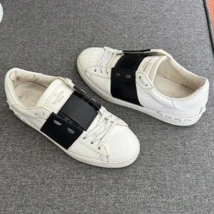 Valentino Open | 41 - Valentino Open sneakers | Grymt skick | Storlek 41, passar 41-42 | Endast skorna ingår | INGA BYTEN | Fraktar spårbart eller möts upp i Täby 