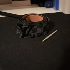 Säljer en Lv bälten svart bält och de är jätte fin - Inga skador och är en normal bälten  