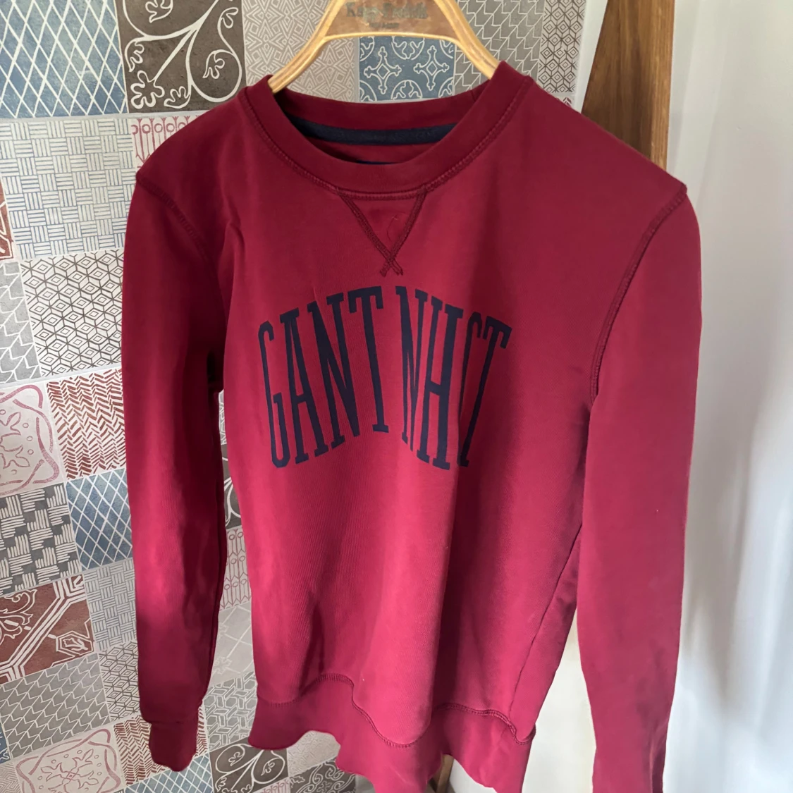 Vinröd sweatshirt från GANT