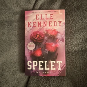 Spelet av Elle Kennedy - 1a boken i off-campus serien på svenska. Fint skick! Säljer massa fler böcker så kolla gärna in dem!