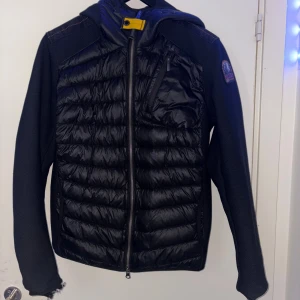 Svart pufferjacka från Parajumpers XS - Svart parajumper cardigan köpt 2023 från johnells uppsala