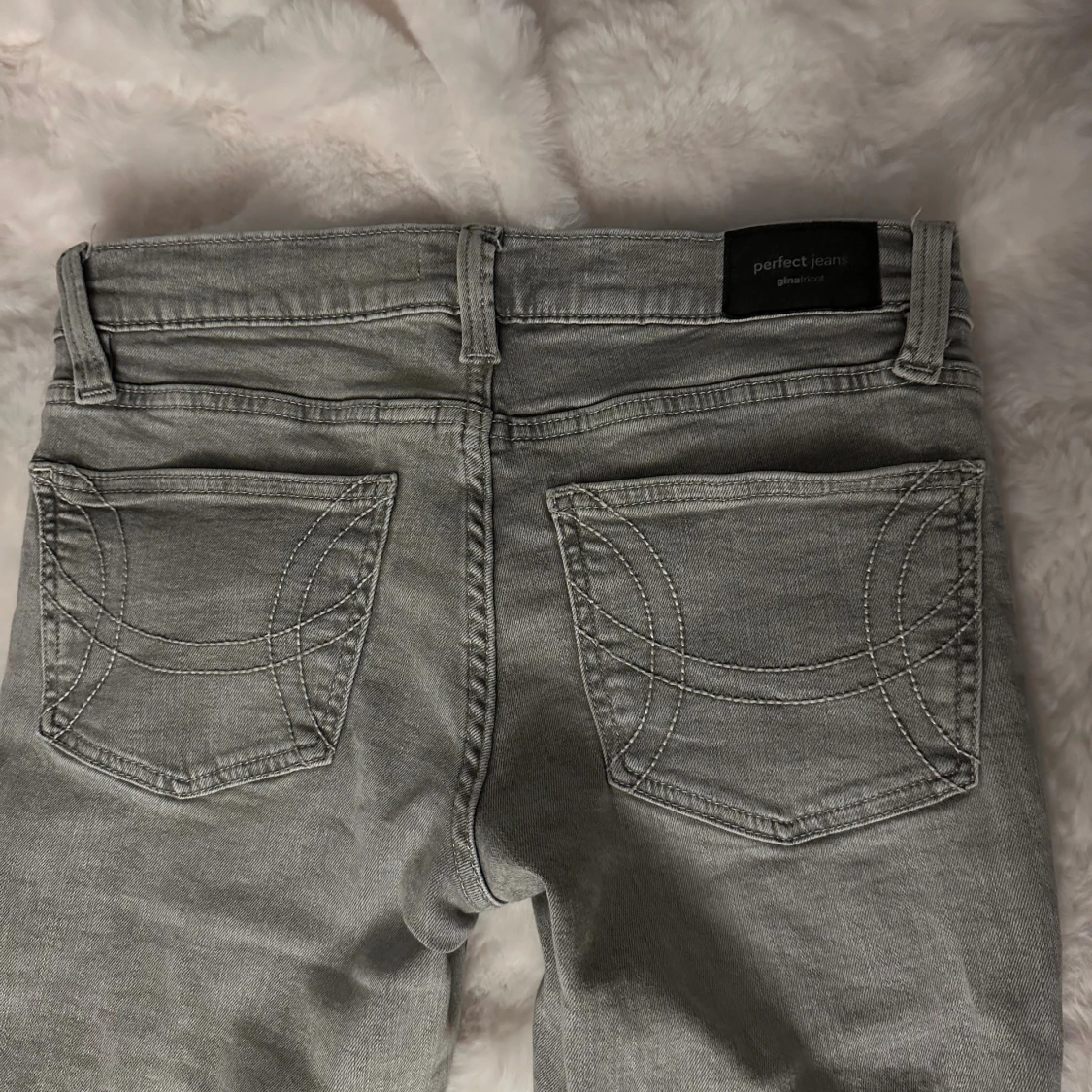 Grå bootcut jeans från Gina tricot - 4