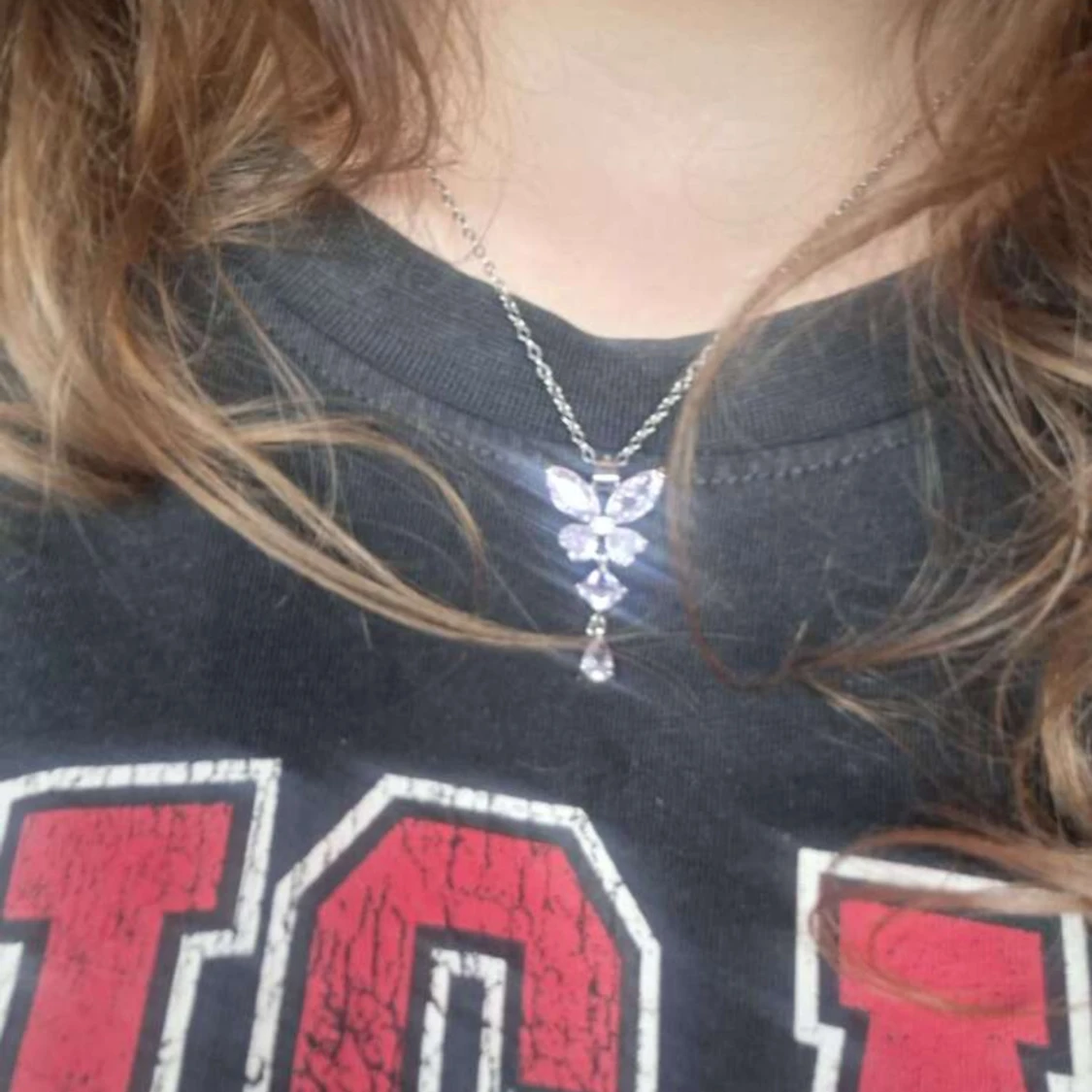 Silverhalsband med lila fjärilshänge - 2