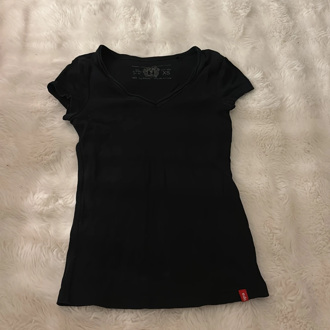 Svart v-ringad topp från edc XS