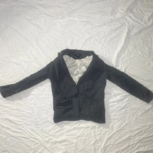 Kostym från LINDEX - Mörkgrå kostym från LINDEX. Lite urtvättad. Annars inga problem med den😁