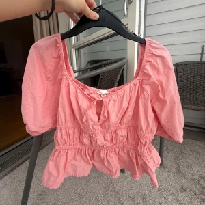 H&M rosa blus med puffärmar - Hel och fin, som ny 💕💖💓