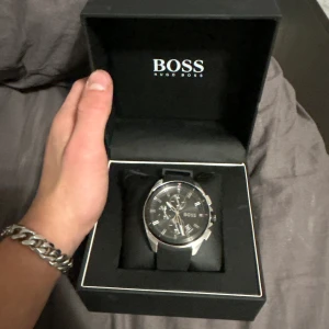Hugo Boss klocka  - En jätte fin Hugo Boss Chronograph Watch som jag fick i present. Som är helt oanvänd nästan aldrig öppnat boxen. Ny pris kostar den ungefär 1600kr mitt pris är då 1100kr