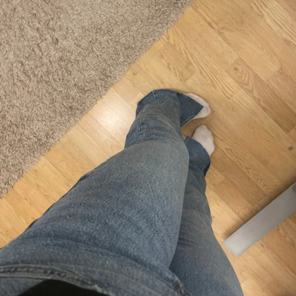 Blå bootcut jeans med slits