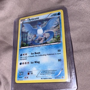 Articuno - Cool och sällsynt Articuno Pokémon-kort! Perfekt för dig som samlar eller spelar Pokémon TCG. Kortet har snygg design och är skyddat i plastficka. Ett måste för alla Pokémon-fans som vill ha något unikt i sin samling.