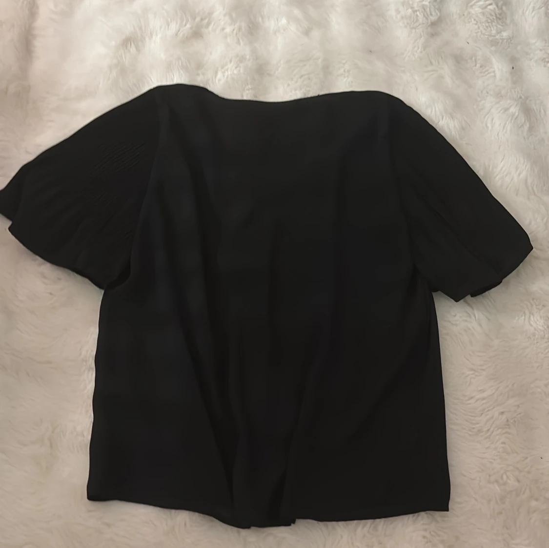 Svart blus med volang ärmar från ONLY - 1