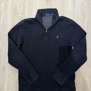 Ralph Lauren tröja - Ralph Lauren halv zip tröja som knappt är använt och i mycket fint skick. Säljer då den inte kommit till användning. Skriv vid minsta fundering. Tröjan sitter slim fit.