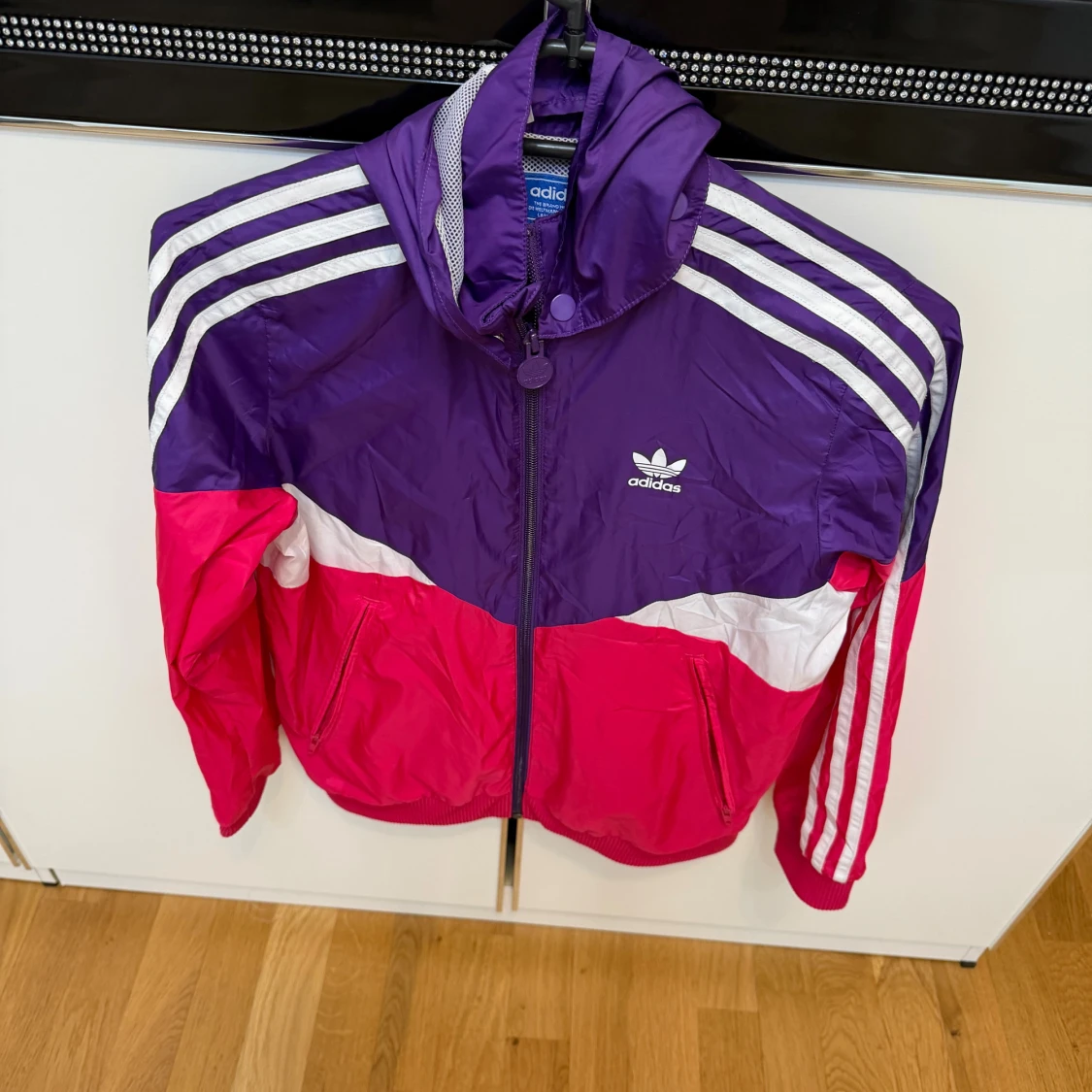 Adidas färgglad vindjacka med huva