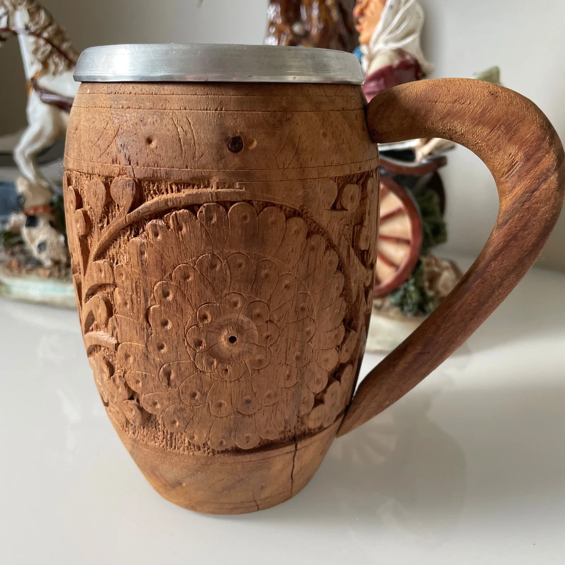 handskuren träölmugg