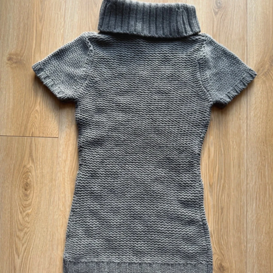 Grå stickad tröja med polokrage - 1