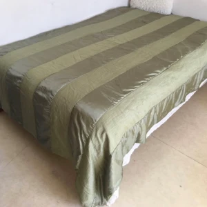 Överkast för säng - Överkast för sängen . Den liten blanck i tyget .storlek längd är 250 cm och bredd är 150 cm