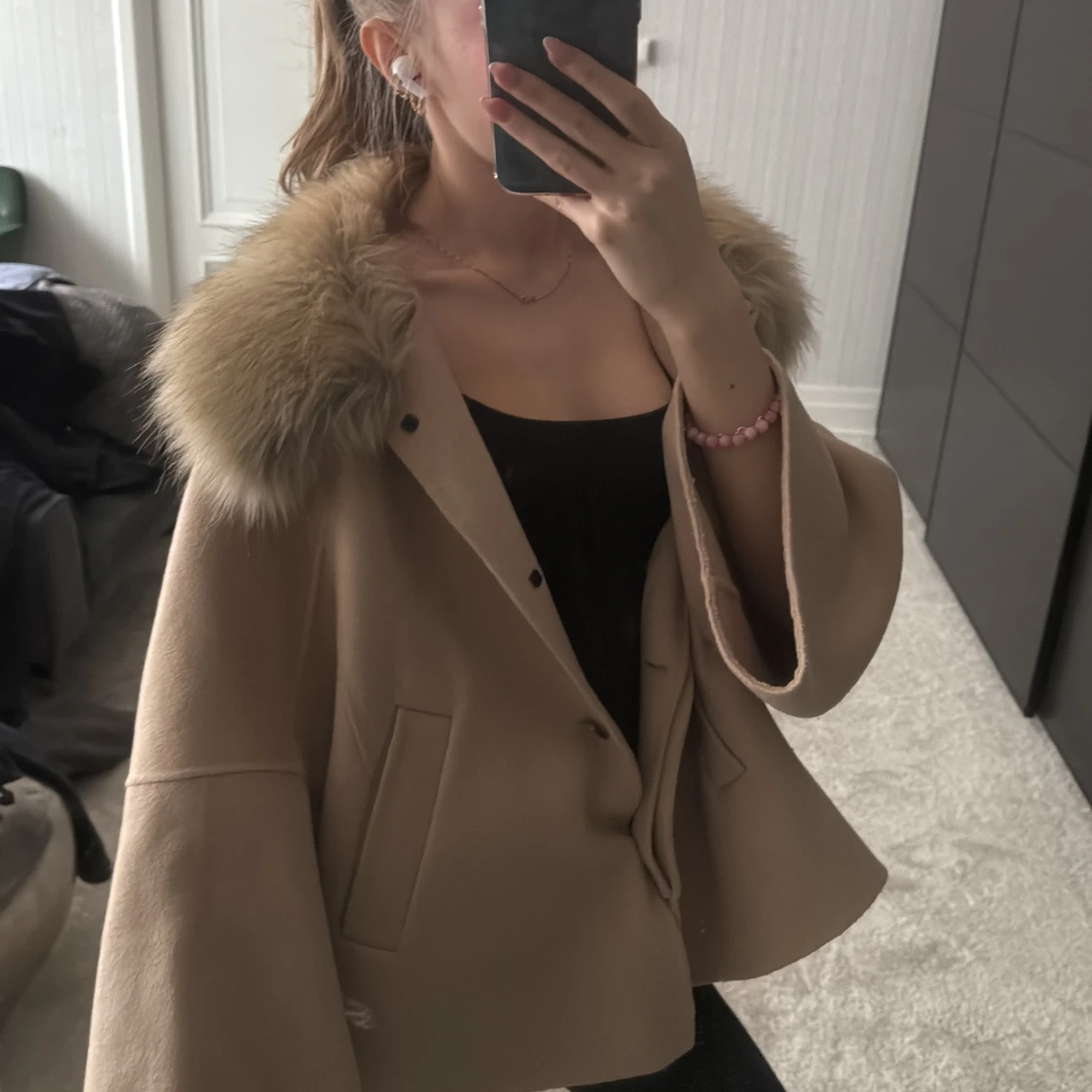 Beige poncho med fuskpäls från Zara Woman - 2