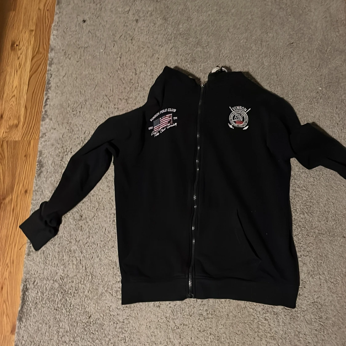 Svart hoodie från Vinson Polo Club STORLEK 12y 