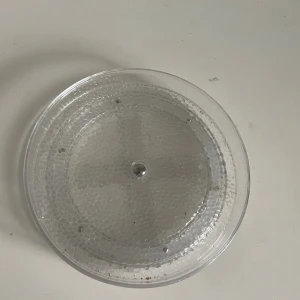 Förvarings Snurra  - Transparent rund plastbricka med snurrfunktion, troligen en Lazy Susan för ex smink, kök eller förvaring. Produkten är i perfekt skick som ny. Perfekt för att organisera kryddor eller andra småsaker.