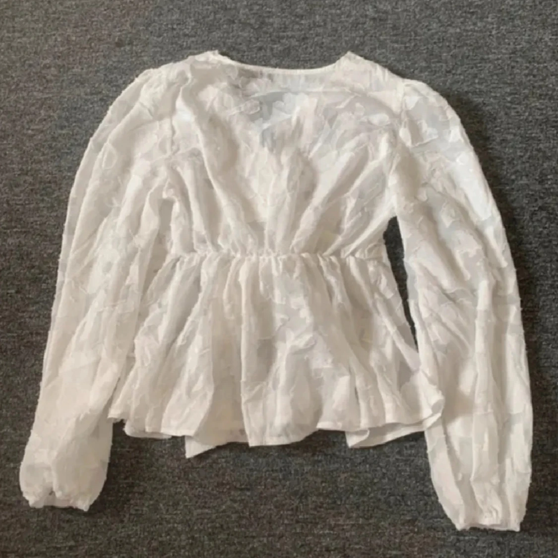 Vit omlottblus med knyt och spets - 1