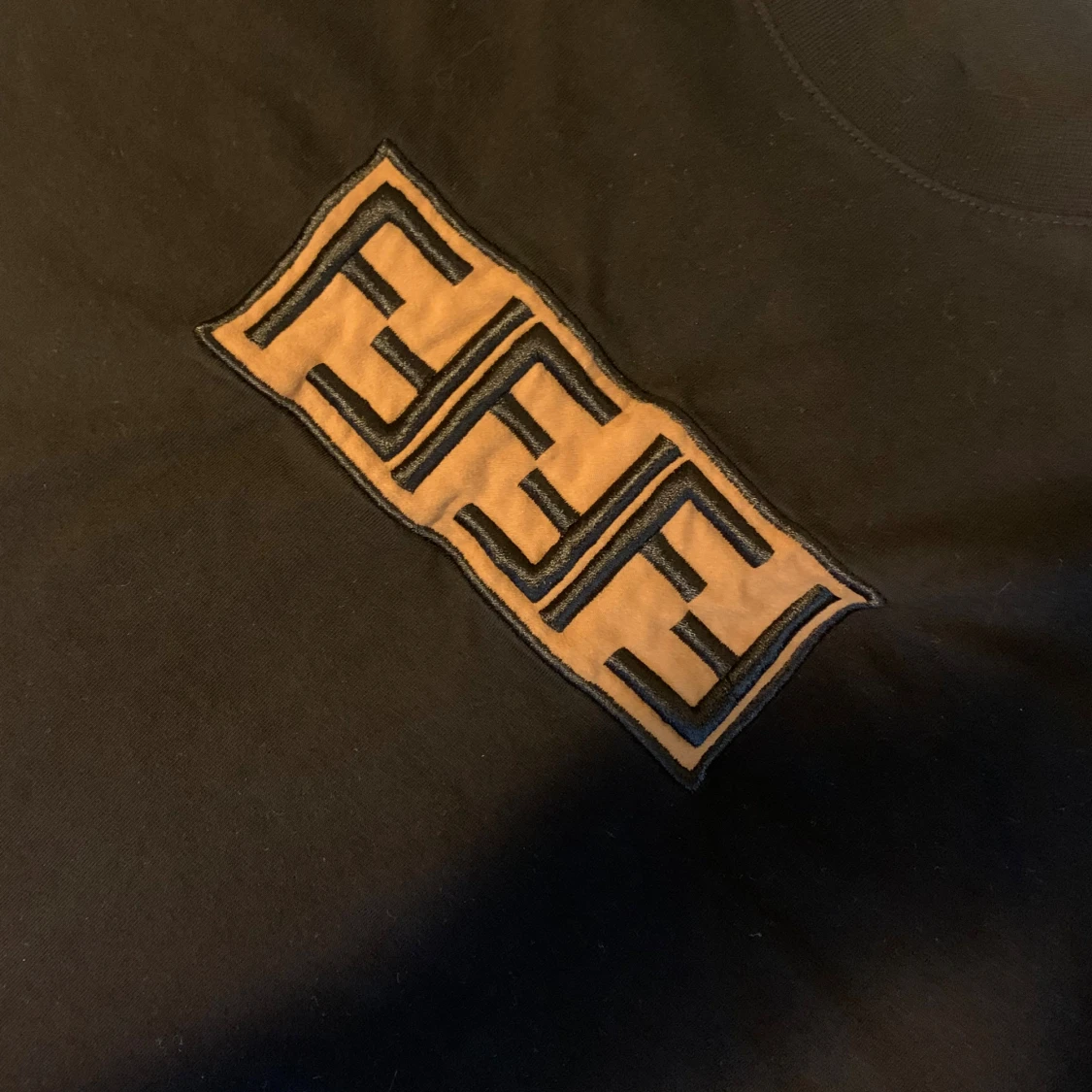 Svart Fendi t-shirt med logga