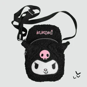 Väska 🖤 - Sjukt söt lurvig axelremsväska från Kuromi x Primark! 🖤⛓️💜I fint skick och mycket rymligare än vad man kan tro 🫶🏻Mått: 18x13x7cm 📏Säljs inte längre hos Primark så passa på att göra ett gulligt fynd!! ✨Köp nu (har 10% rabatt på alla bundles) 💌