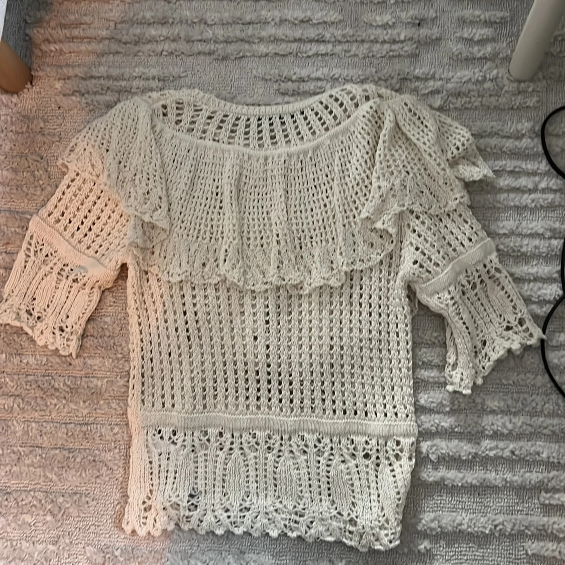 Vit stickad blus med volang från Zara - 2