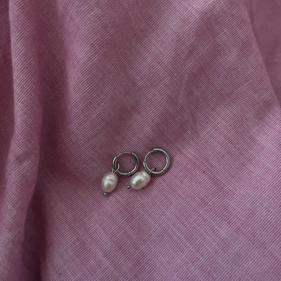 Rostfritt silverörhängen med vita pärlor💕