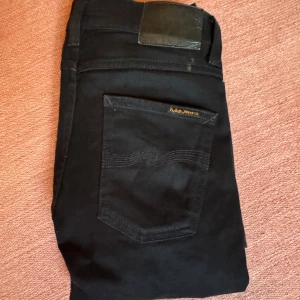 Nudie jeans lean dean  - Svarta jeans från Nudie Jeans i modellen Lean Dean 29/30 har använt dom 3 gånger 