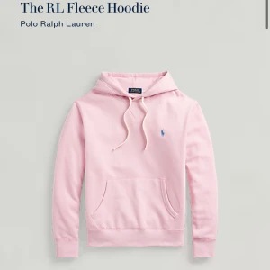 Rosa Ralph Lauren Hoodie - Säljer denna riktigt feta Ralph Lauren Hoodien i rosa. Inga defekter. ÄKTA. Storlek M men kan även passa S. Pris kan diskuteras vid snabb affär!