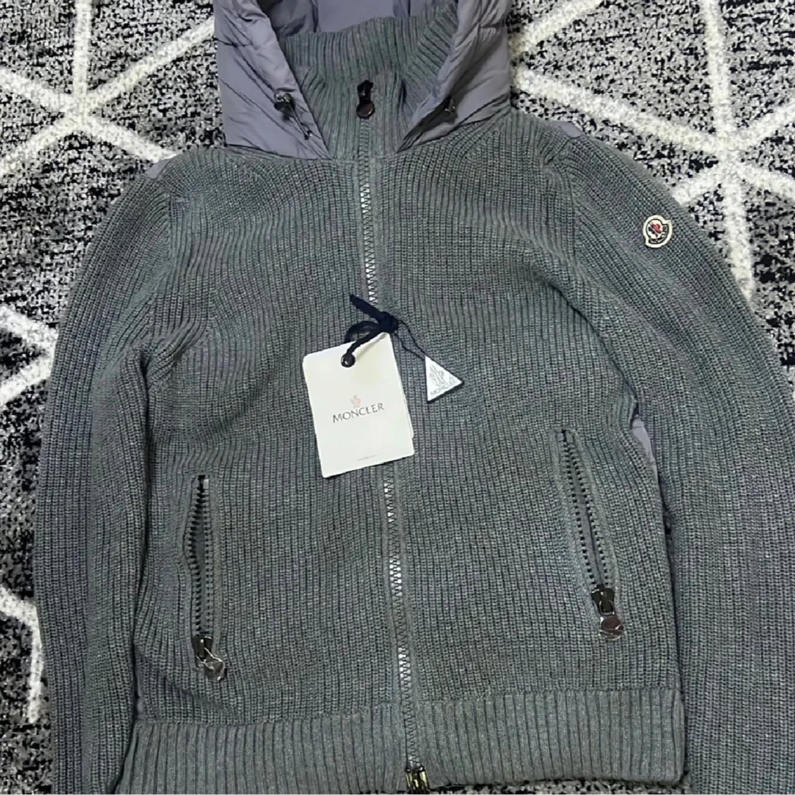 Grå pufferjacka från Moncler