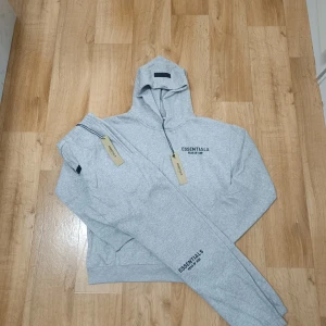 Essentials Tracksuit – Priset kan diskuteras  - Den är helt ny och har aldrig använts det är bara att skriva om det finns några frågor eller funderingar. Priset kan diskuteras. Fraktar inom 24H 