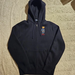 Mörkblå zip-up från Polo Ralph Lauren  - Mörkblå zip-up från Polo Ralph Lauren, inga tecken på användning.