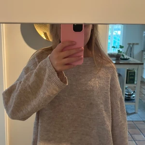 Beige stickad tröja  - Mysig beige stickad tröja med avslappnad och loose passform. Tröjan har långa ärmar och en enkel rund halsringning. Perfekt för dig som gillar en chill  stil. Passar bra att ha över en t-shirt eller linne. Tröja. Är från lager 157 och är i storlek m