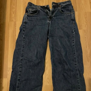 Mörkblå baggy jeans från BDG - Baggy jeans från BDG i mörkblå denim med lite slitenhet längst ner på byxorna som vissas i bilderna. Annat än det så är dem i bra skick! 