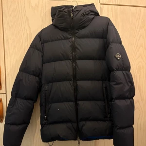 J.Lindeberg dunjacka - Fin dunjacka från j-lindeberg. Nypris ca 4000kr. Ett litet hål, kolla bild