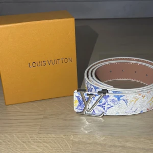 Bälte - Ett helt nytt bälte som aldrig är använd. Bältet är 125 cm långt. När man köper så följer även boxen med. Om du har några frågor eller vill ha fler bilder så är det bara att fråga.  