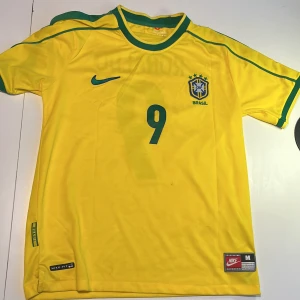  Ronaldo Nike fotbollströja  - Gul Brasiliansk retro fotbollströja med gröna detaljer, nummer 9 och Ronaldo på ryggen. Perfekt för dig som älskar retro och ikoniska spelare. Står storlek M men passar bättre som S. Pris kan definitivt diskuteras 👍 