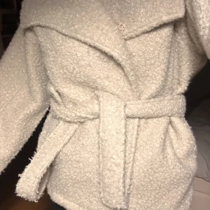 Helt ny kappa från Gina  - Säljer den här jättefina kappan från Gina den är aldrig använd skriv för frågor eller bilder💕💕