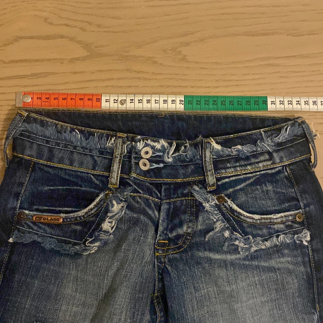 Blå bootcut jeans med slitna detaljer - 2